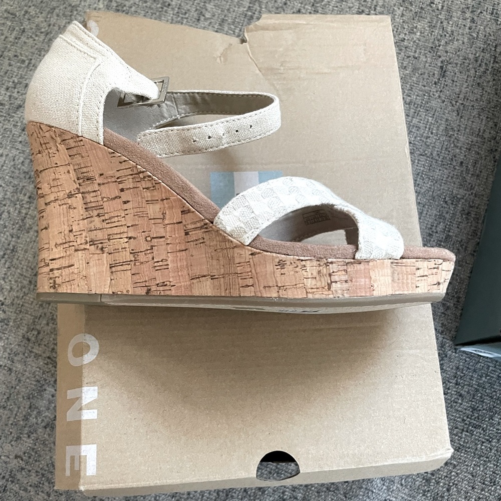 Toms wedges (still has tags)